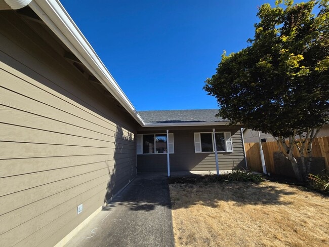 Building Photo - Single level, 3 Bedroom, 2 Bath House on c...