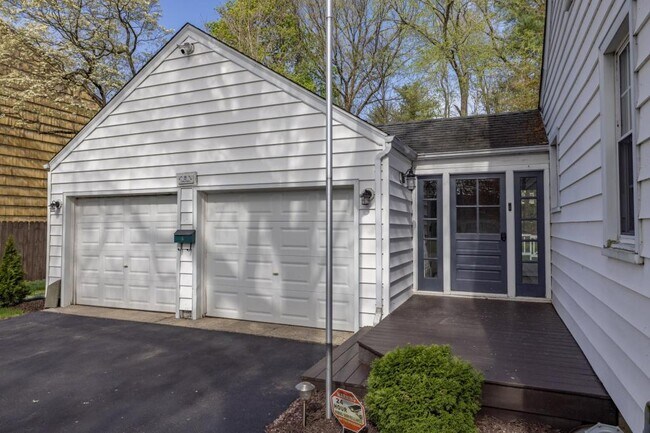 Foto del edificio - 5 Lindenwoods Rd