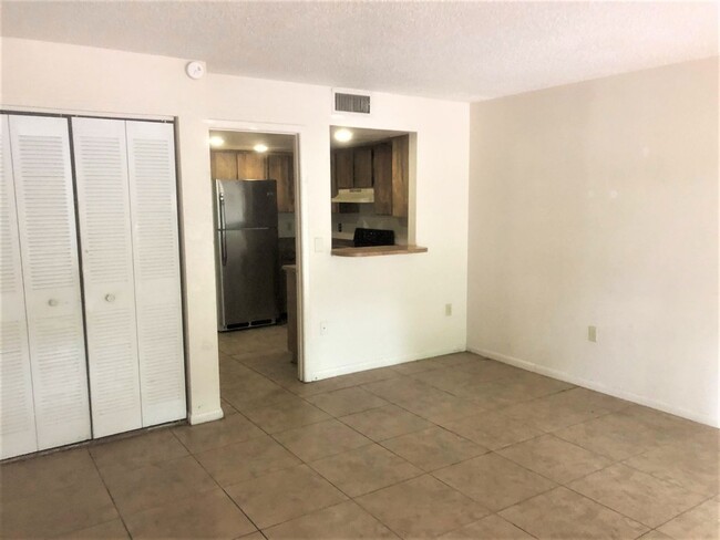 Foto del edificio - HUGE 1BR/1BA Lakeland Ground Floor Apartme...