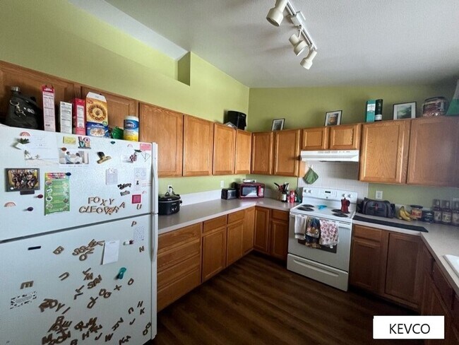 Building Photo - Bright and Spacious Condo