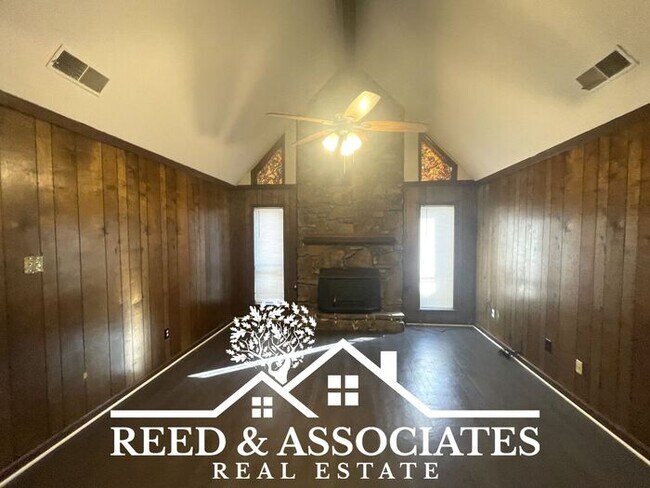 Building Photo - Spacious Home with Screened in Patio!