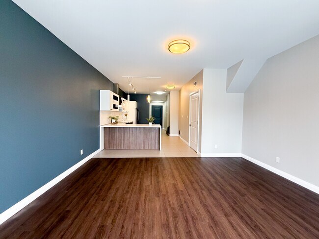 Building Photo - 347 Hyland Dr