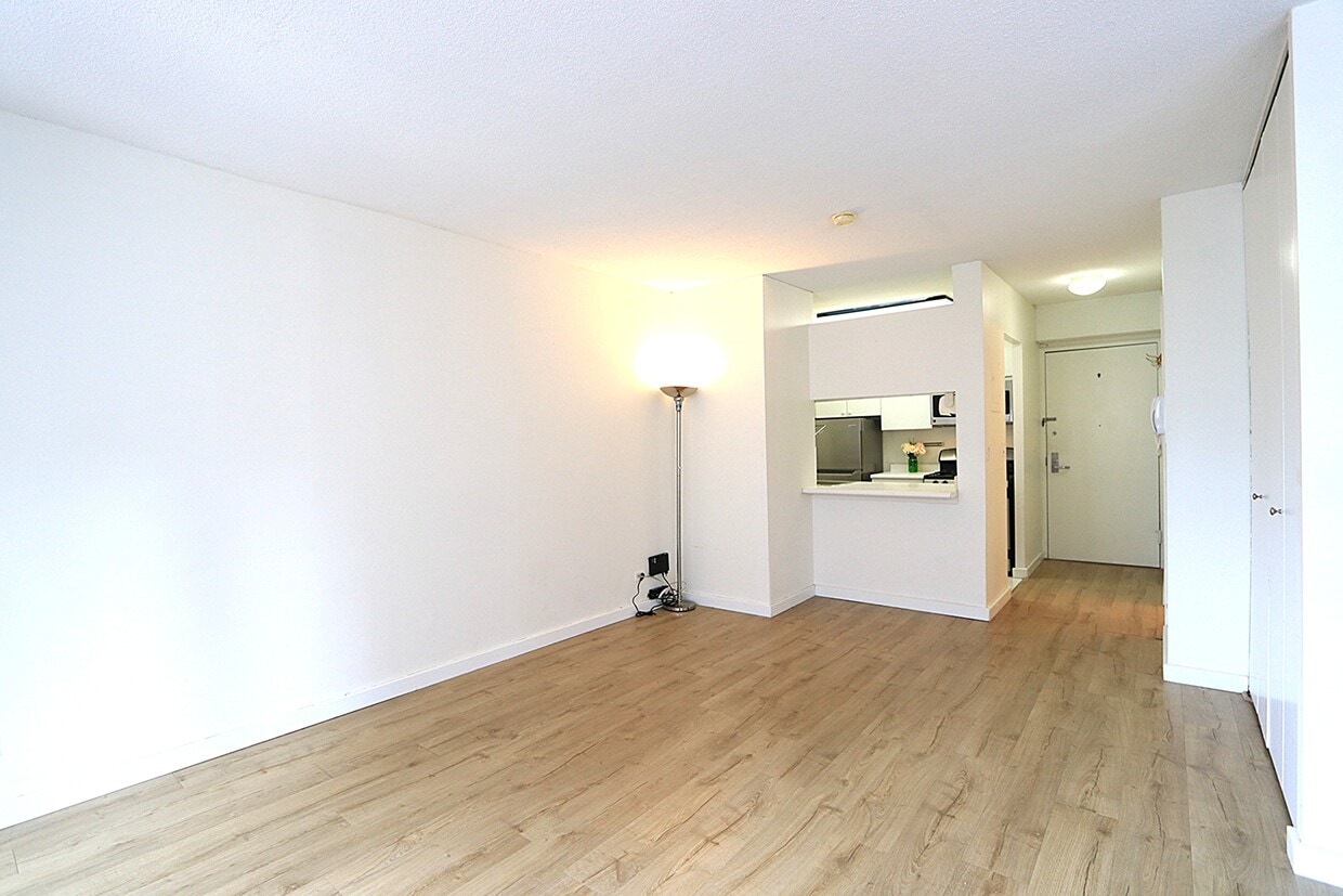 View of Kitchen & Entry Hallway from LR area - 250 E 40th St