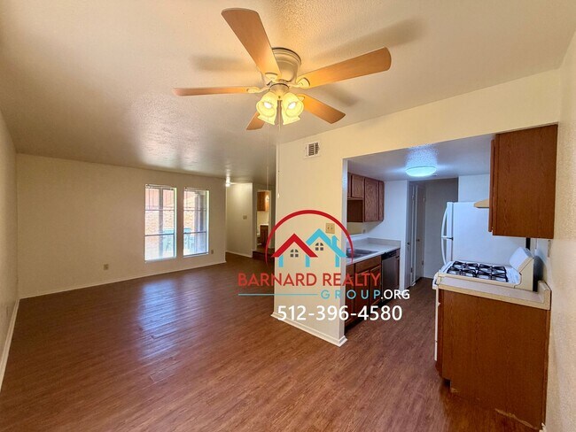 Building Photo - Available Now: 2 bed/1 bath duplex with car port