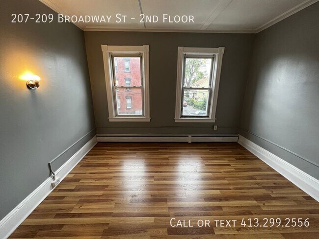 Building Photo - Updated 3 Bedroom Unit In Chicopee Falls