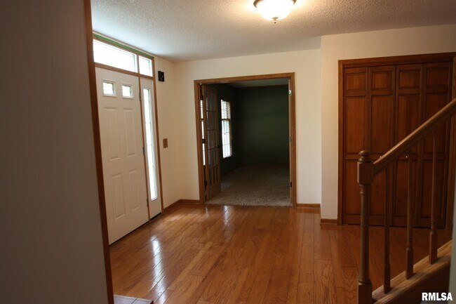 Building Photo - 3955 E 59th St