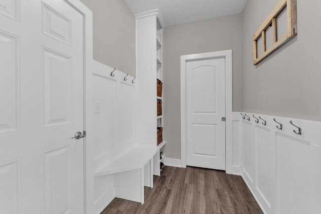 Building Photo - Luxurious 5 bedroom, 3 1/2 bathroom home i...