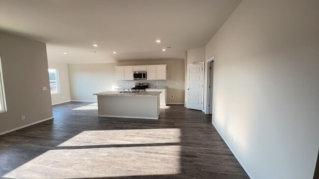 Building Photo - Welcome to this beautiful 4 bed, 2 bath ho...