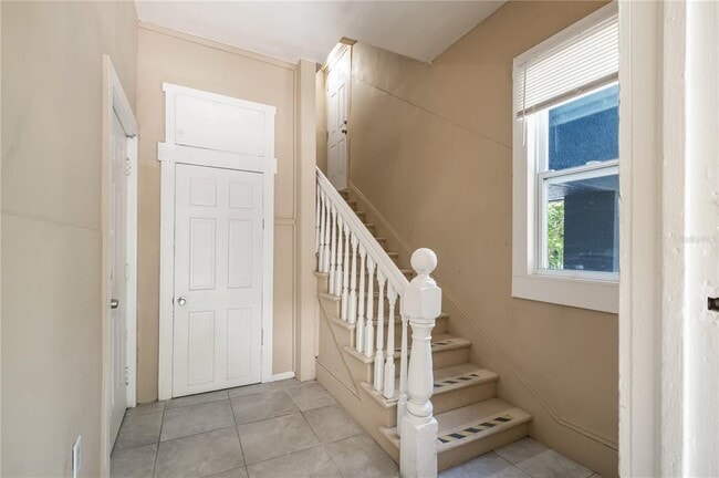 Building Photo - 418 E Amelia Ave