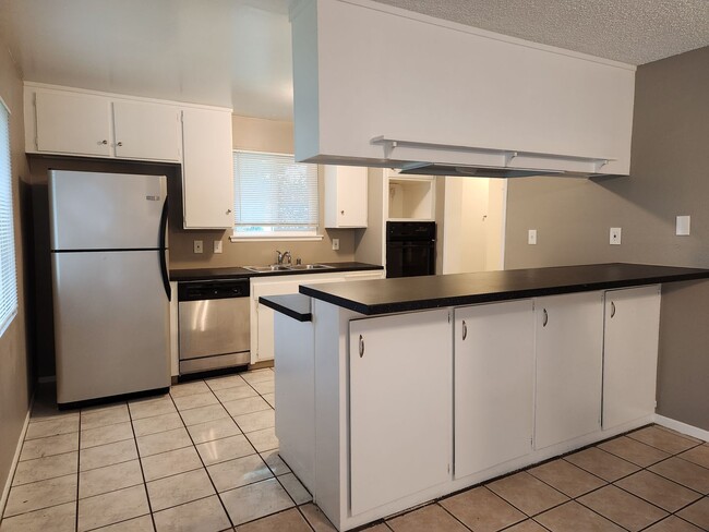 Foto del edificio - 3 Bdrm, 2 bath off Meadowview - semi remod...