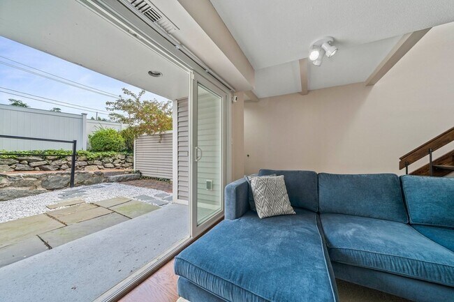Building Photo - 15 Fresh Pond Pl