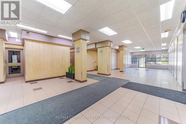 Photo du bâtiment - 3380 Eglinton Ave E
