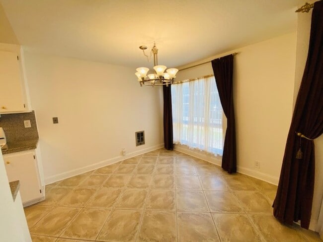 Building Photo - Charming 3BD/2BA Lower Unit Condo, The Vin...