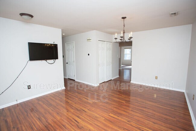 Foto del edificio - 125 Crosley Dr