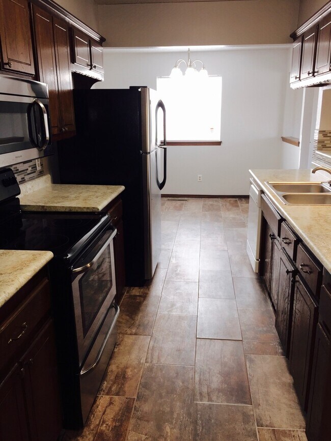 Building Photo - Charming 3BD 2BA Home in Yukon!!!