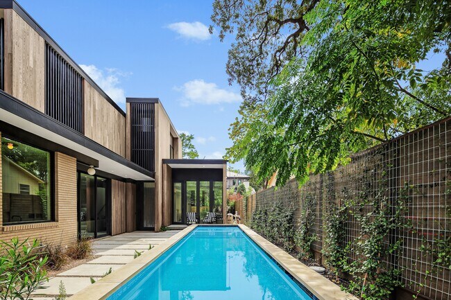 Foto del edificio - 2407 W 10th St