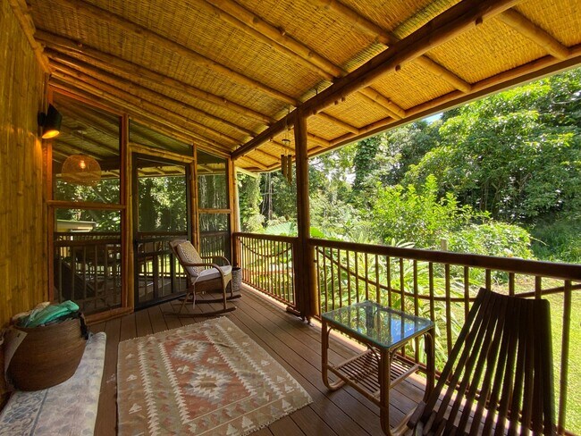 Foto del edificio - For Rent: Custom Bamboo Home with Lush Garden Setting