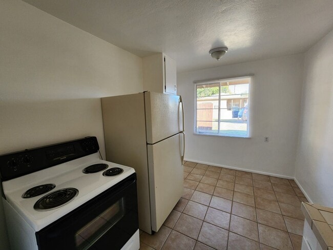 Building Photo - Fantastic 2 bed 1 bath right near ASU!