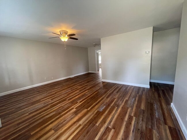 Building Photo - 105 Hull Dr