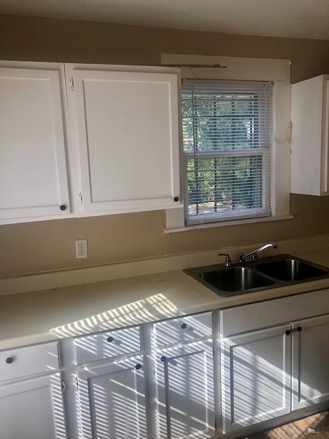 Foto del edificio - Two bedroom One Bathroom Single-family home
