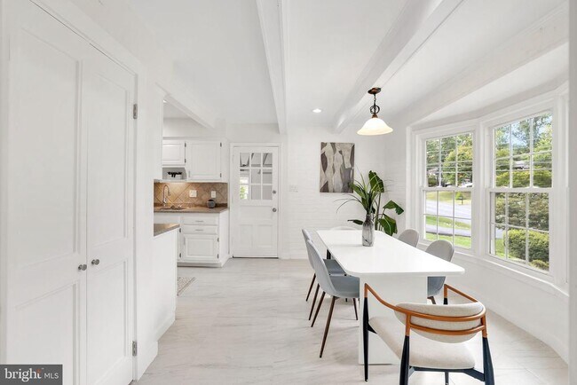 Foto del edificio - 8815 Tuckerman Ln
