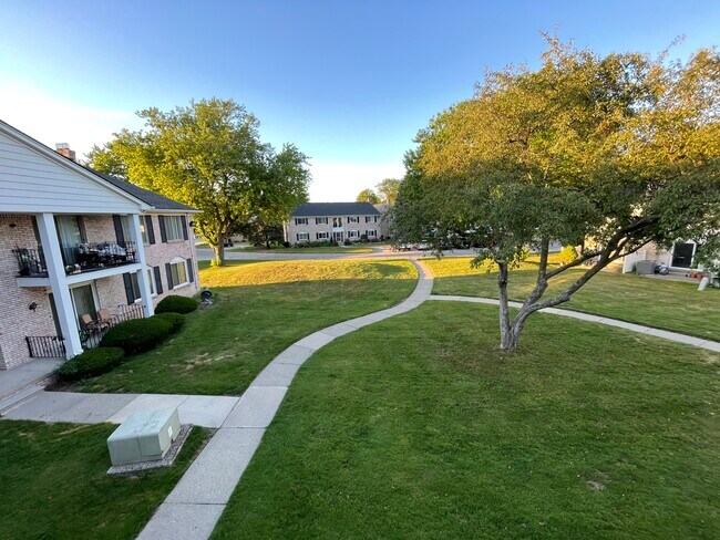 Building Photo - 13920 Camelot Dr