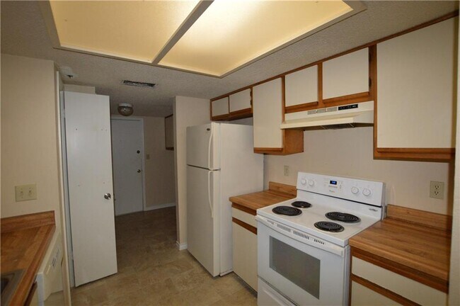 Building Photo - 2610 Gwendolyn Ln