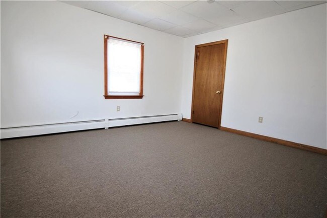 Foto del edificio - 13 Dickinson Ave