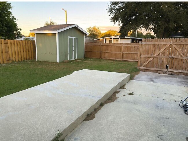 Foto del edificio - 4409 W Varn Ave