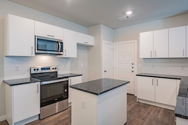 Building Photo - AVAILABLE NOW! GORGEOUS 4 BEDROOM DUPLEX L...