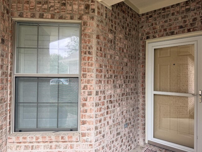 Foto del edificio - Modern Comfort Meets Cozy Living on Casual Cir!