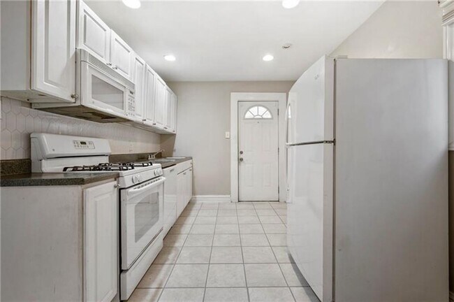 Building Photo - Charming 2-Bedroom Home with Tall Ceilings & Backyard Deck in Coraopolis