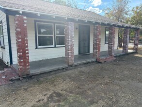 Building Photo - 802 E Main St