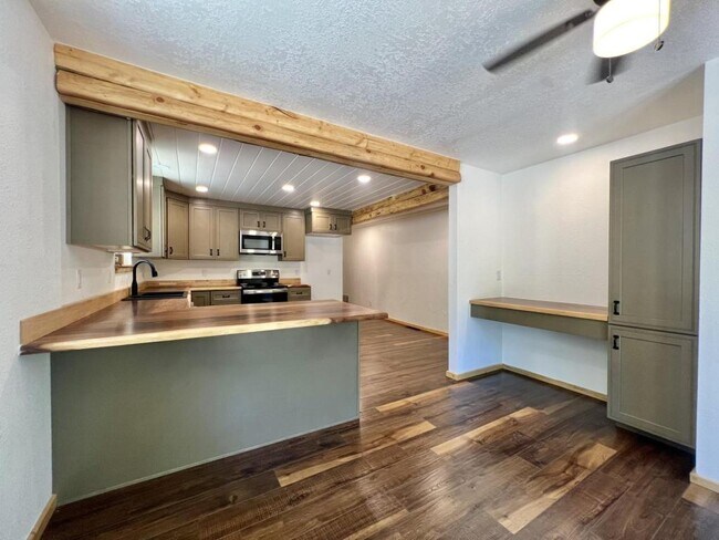 Building Photo - 4323 Galice Rd