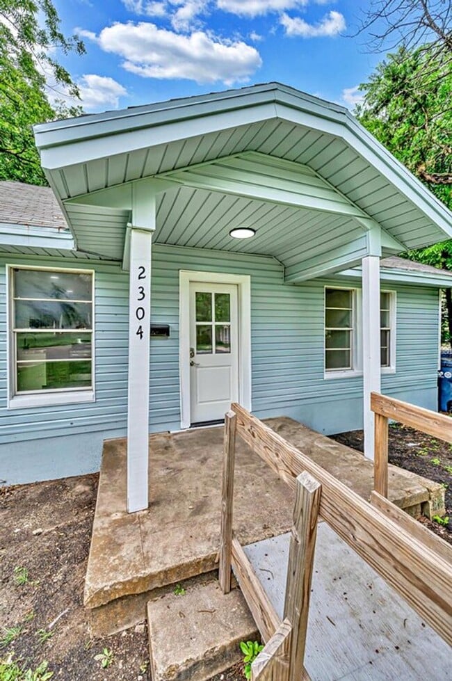 Building Photo - Newly remodeled 3 bedroom/2 baths coming s...