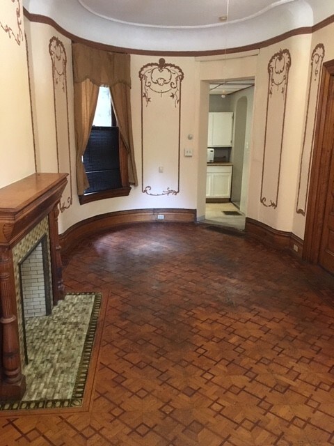 Living Room - 114 E North Ave