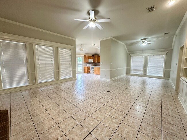 Foto del edificio - STOCKEWLL PLACE-NEW PRICE DROP AND 1/2 OFF...