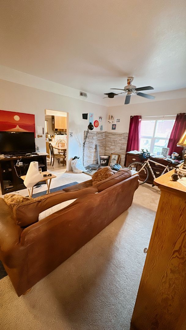 Foto del edificio - PRELEASE: 5 bdrm/2 bath in York neighborhood