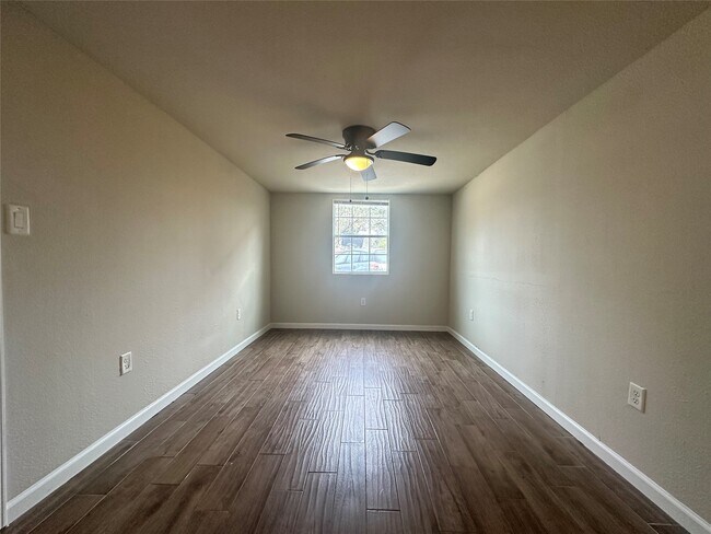 Building Photo - 605 E Hunnicutt St