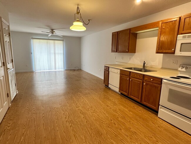 Building Photo - 2 bedroom / 2.5 bathroom *UNFURNISHED* con...