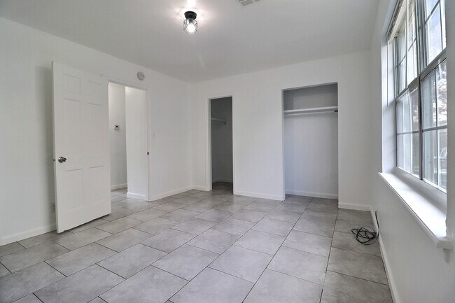 Foto del edificio - 6120 S Madison Pl