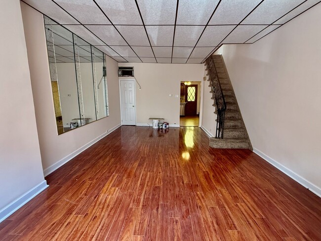 Building Photo - Spacious 3 BR / 1 BA HOUSE in Great South Philly location w/ Hardwood Flooring-Nice Kitchen-Washe...