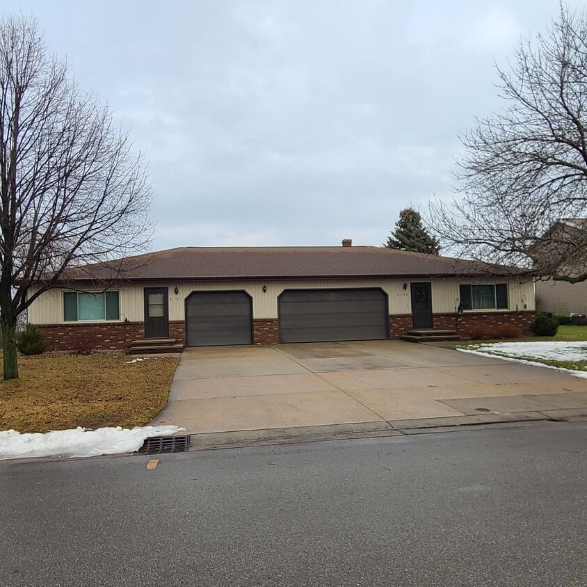 2141 Country Ln, Neenah, WI 54956 Townhome Rentals in Neenah WI