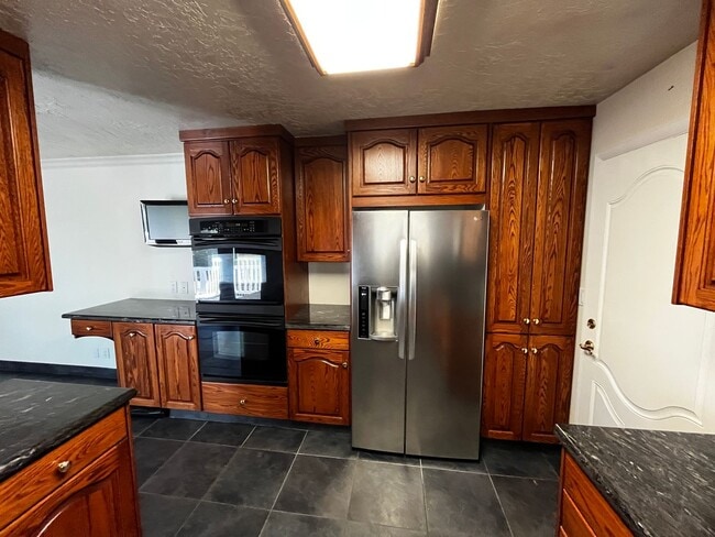 Building Photo - Beautiful 6 Bedroom/4 Bathroom in Centerville