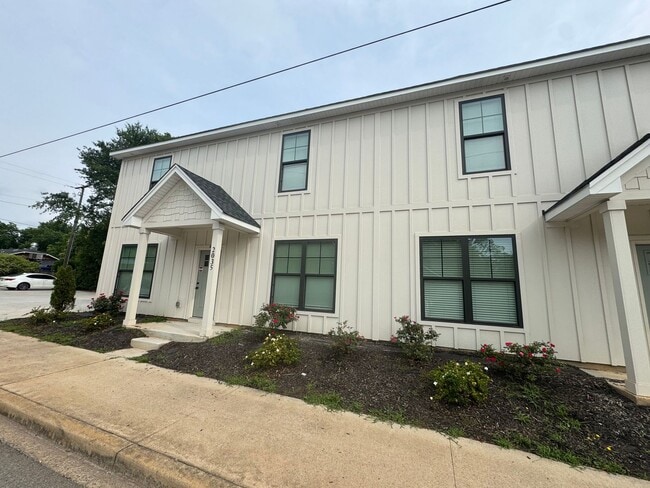 Building Photo - Modern Townhome in Rosewood – Walk to USC,...