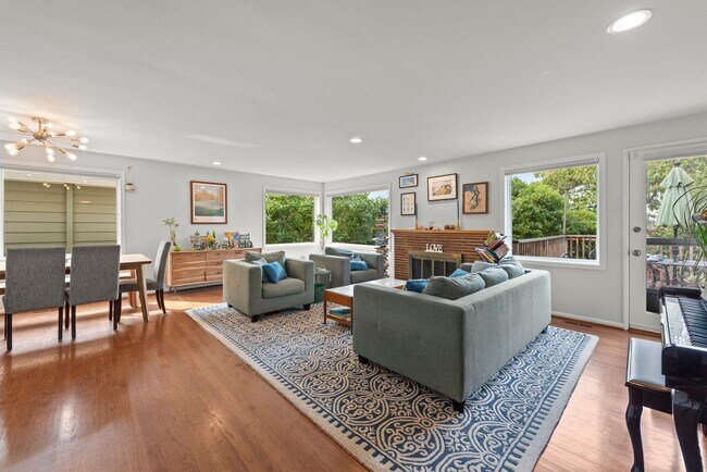 Foto del edificio - Spacious 4-Bedroom Mid-Century Home in Vie...
