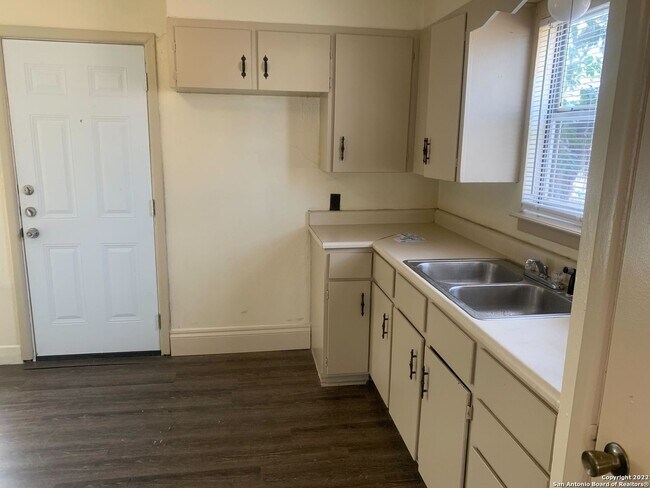 Foto del edificio - 2004 W Mistletoe Ave