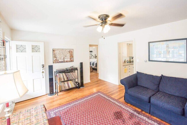 Foto del edificio - 5163 Caroline Ave