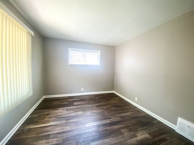 Building Photo - 2 Bedroom Single Family