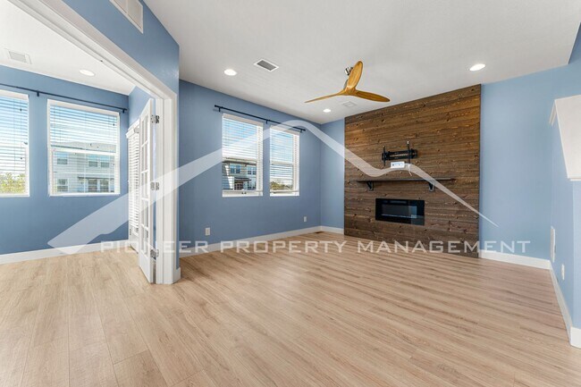 Building Photo - Gorgeous Home with Washer/Dryer and Mounta...